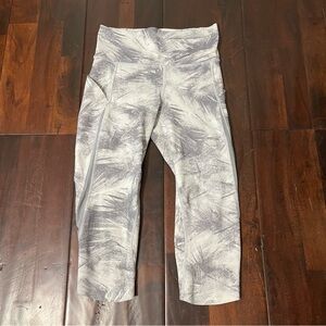 Lululemon Pace Perfect Crop 17” Womens Size 4 White And Gray